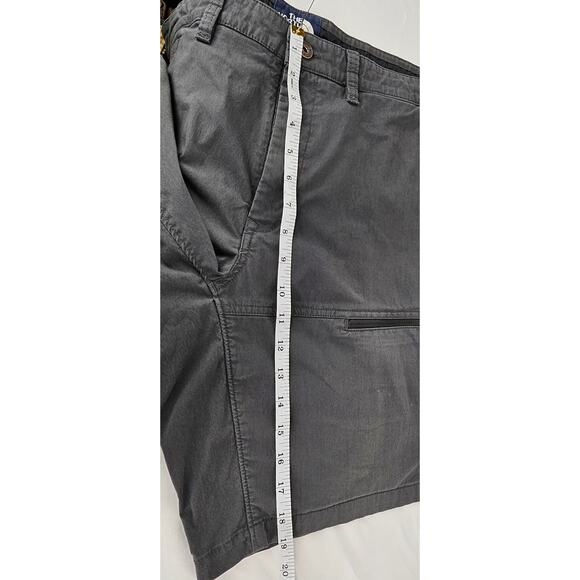 THE NORTH FACE MEN'S CHARCOAL ZIPPER LEG POCKET GRAY 8" SHORTS – SIZE 36 - Picture 13 of 13